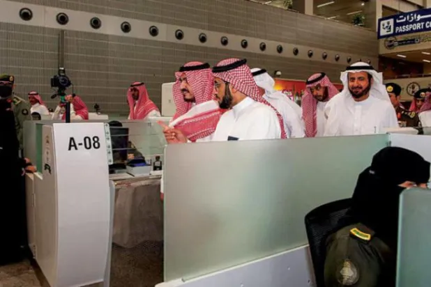 جدہ ایئر پورٹ پر حجاج کے ہال کی تیاری کے دوران مکہ المکرمہ ریجن کے نائب امیر اور ان کے ساتھ وزیر حج اور متعدد عہدیداران کو حالات کا جائزہ لیتے ہوئے دیکھا جا سکتا ہے (واس)