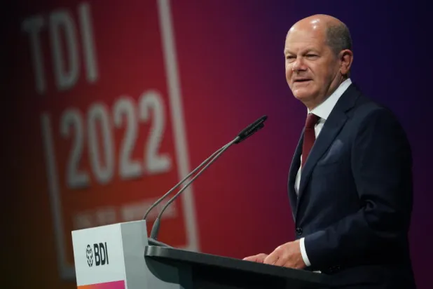 المستشار الألماني أولاف شولتس خلال كلمته في فعاليات يوم الصناعة الألماني في برلين (إ.ب.أ)