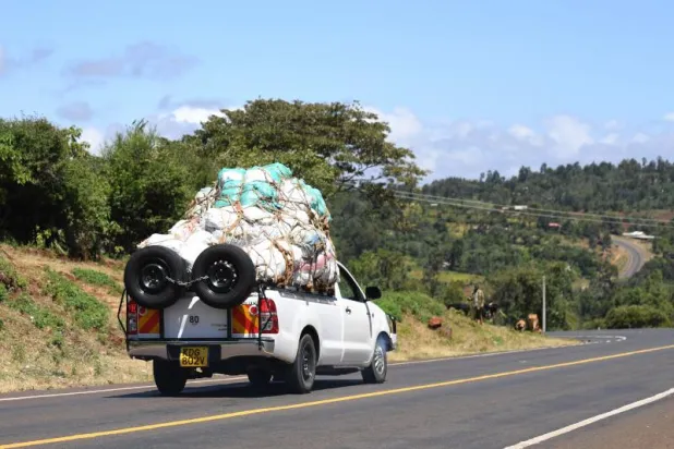 سيارة فان تعبر منطقة ريفية في كينيا (أ.ف.ب)