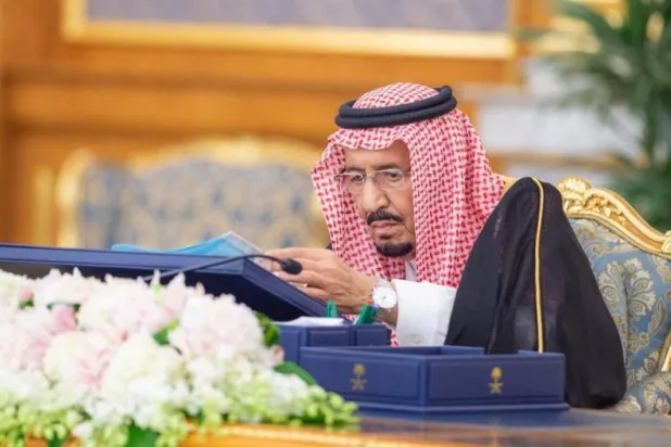 خادم الحرمين الشريفين الملك سلمان بن عبد العزيز مترئساً جلسة مجلس الوزراء بقصر السلام في جدة (واس)