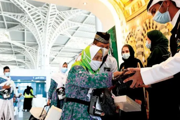 Malaysian pilgrims are welcomed upon their arrival at Madinah Airport. (Asharq Al-Awsat)