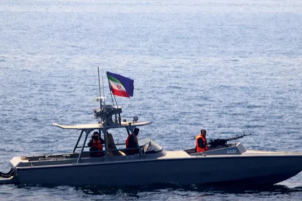 پرسو روز امریکی بحریہ کی طرف سے جاری کردہ ایک تصویر میں "پاسدران انقلاب" کی کشتیوں کو آبنائے ہرمز میں "سیروکو" نامی بحری جہاز کے قریب آتے ہوئے دیکھا جا سکتا ہے (اے ایف پی)