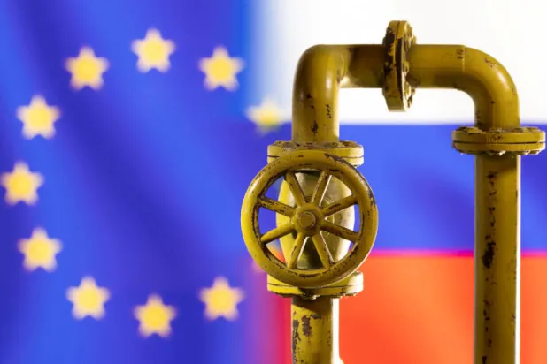 صورة مركبة تجمع أنبوباً للغاز الطبيعي وعلمَي روسيا والاتحاد الأوروبي (رويترز)