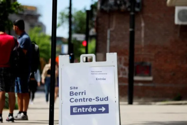 Montreal'de bir maymun çiçeği aşı merkezinin önündeki Kanadalılar (Reuters)