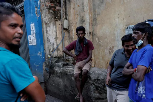 قال رئيس وزراء سريلانكا إن اقتصاد البلاد «انهار تماما» (رويترز)