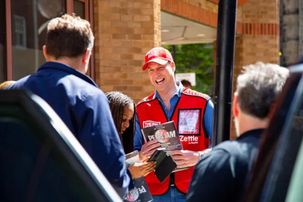 الأمير البريطاني ويليام يعمل بائعاً لمجلة بيغ إيشو في لندن (رويترز)