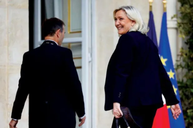 کل ایلیزیہ میں میرین لی پین کو صدر ایمانوئل میکرون سے ملاقات کرتے ہوئے دیکھا جا سکتا ہے (رائٹرز)