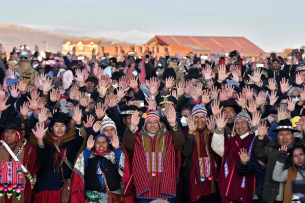 رئيسا بوليفيا الحالي والسابق يشاركان في طقس رفع الأيدي عالياً (أ.ف.ب)