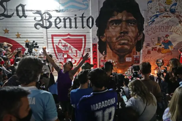 مارادونا توفي في 25 نوفمبر 2020 عن 60 عاماً بسبب أزمة بالقلب والجهاز التنفسي (أ.ف.ب)