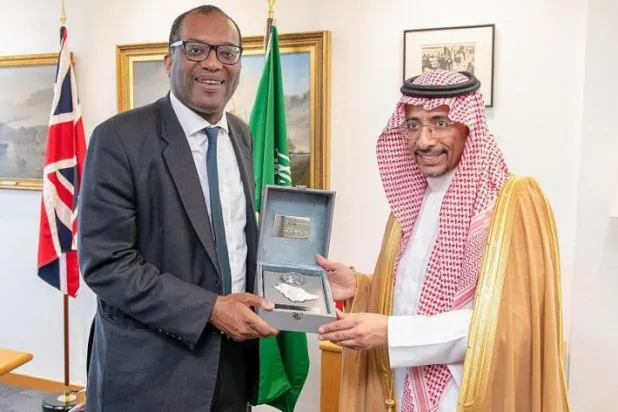 وزير الصناعة السعودي بندر الخريف مع وزير الدولة البريطاني لشؤون الاستراتيجية الصناعية كواسي كوارتنج (واس)