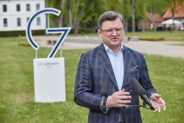 أرشيفية لوزير الخارجية الأوكراني دميترو كوليبا خلال قمة وزراء خارجية مجموعة السبع في ألمانيا الشهر الماضي (إ.ب.أ)