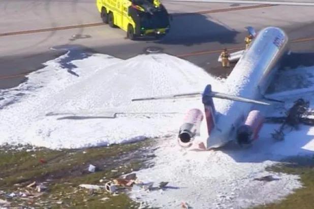 الطائرة المحترقة في مطار ميامي بعد إطفائها (تويتر)