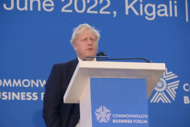 رئيس الوزراء البريطاني بوريس جونسون خلال زيارته إلى كيغالي (إ.ب.أ)
