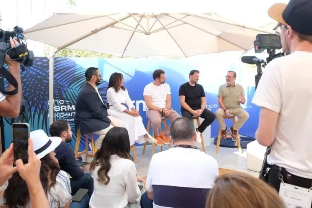 جانب من ندوة حول الإعلام في الشرق الأوسط نظمتها «SRMG» في جناحها بـ«كان ليونز» (الشرق الأوسط)