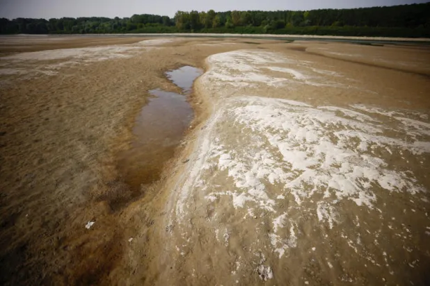 أجزاء ضربها الجفاف بأطول نهر في إيطاليا (رويترز)