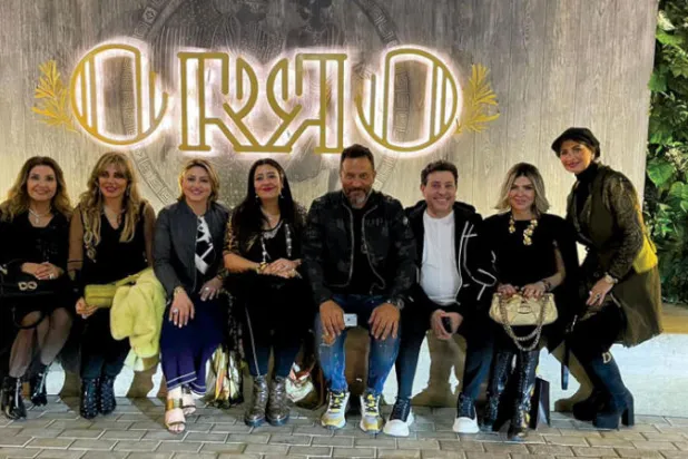 هاني شاكر مع فنانين في افتتاح مطعم ابنه (فيسبوك)