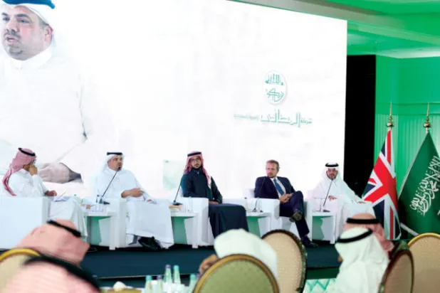 جانب من الجلسة الحوارية لمناقشة إنتاج الوقود الحيوي من الطحالب الخضراء انعقدت مؤخراً في الرياض (الشرق الأوسط)