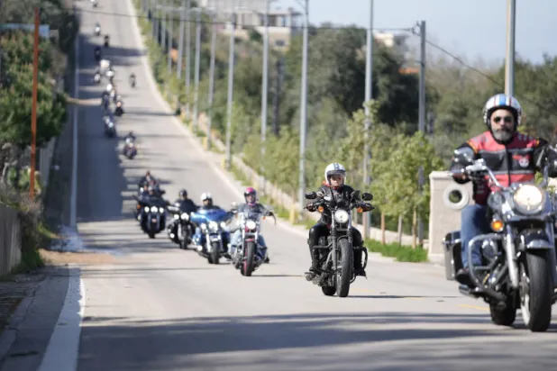 السيدة لارا نعماني على متن دراجتها النارية خلال نزهة مع الأصدقاء (الشرق الأوسط)