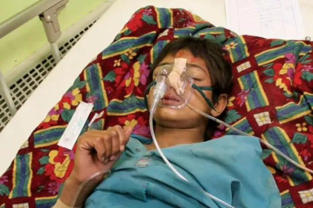 زلزلے میں زخمی ہونے والا ایک لڑکا ہسپتال میں زیر علاج ہے (ا ف ب)