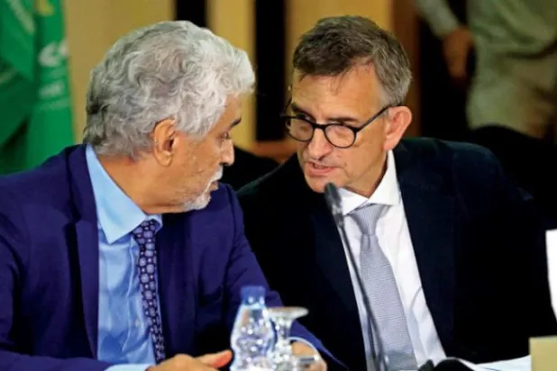 اقوام متحدہ کے ایلچی وولکر پیریٹز (دائیں) اور افریقی یونین کے نمائندے محمد الحسن اولد لبات سوڈانی ڈائیلاگ کے پچھلے اجلاس کے دوران (ا ف ب)