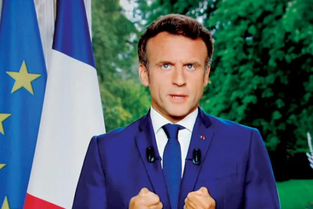 ماكرون يلقي كلمة متلفزة للفرنسيين مساء أول من أمس (أ.ف.ب)