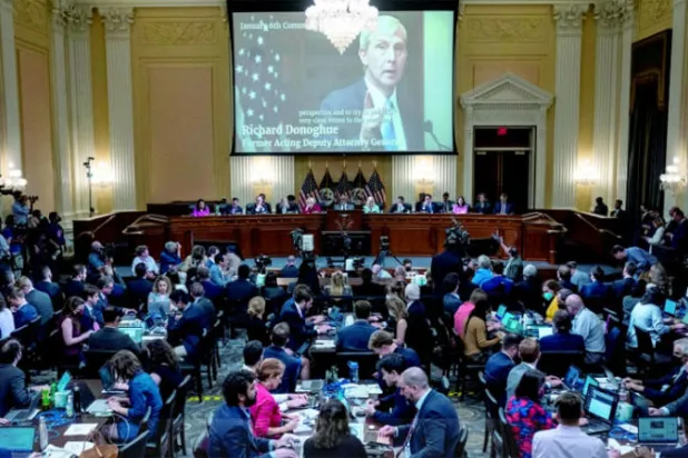 وزير العدل السابق بالوكالة جيفري روزن يتحدث عبر شاشة خلال جلسة للجنة التحقيق (رويترز)