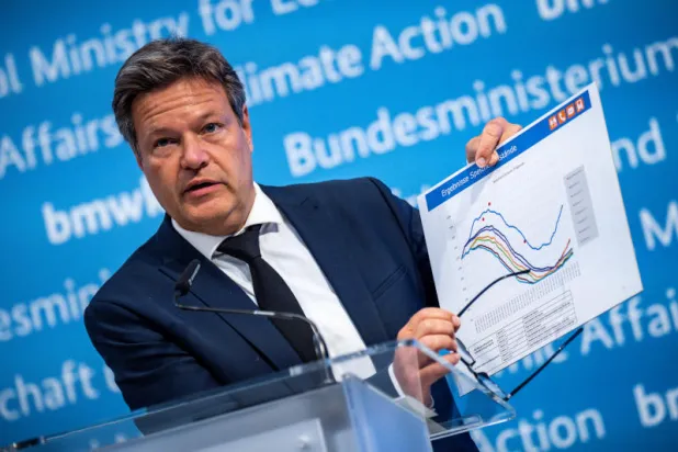 وزير الاقتصاد روبرت هابيك خلال مؤتمره الصحافي (د.ب.أ)