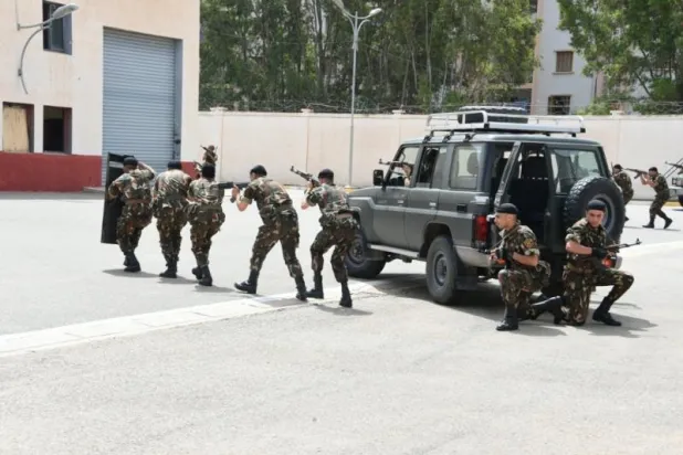 قوات الشرطة الجزائرية تحاكي عملية اقتحام مبنى فيه ارهابيون (وزارة الدفاع )