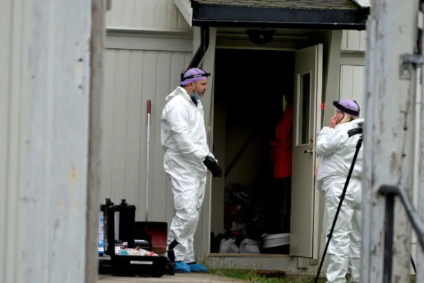 فنيون من الشرطة يتفقدون شقة الرجل الذي قتل 5 أشخاص طعنا في كونغسبيرج بالنرويج (رويترز )