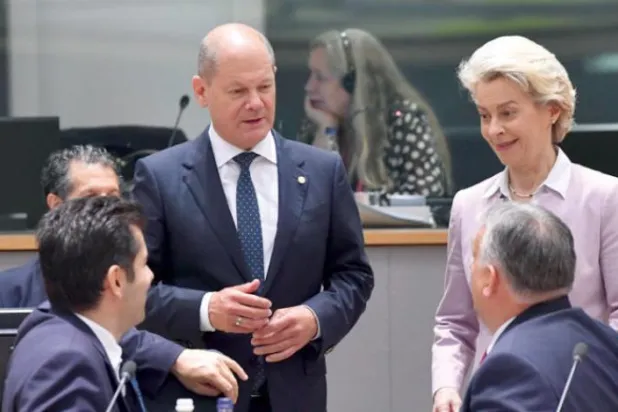 یورپی کمیشن کی خاتون سربراہ جرمن چانسلر، ہنگری کے وزیر اعظم اور بلغاریہ کے وزیر اعظم کے ساتھ (ا ب)