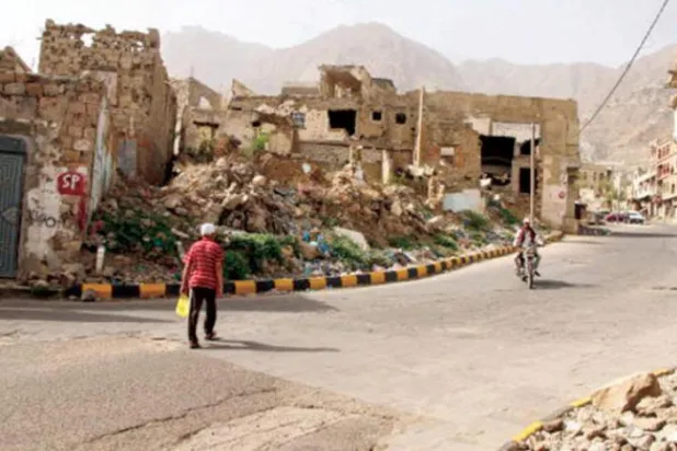 تعز شہر کی ایک عمومی تصویر، جس میں جنگ کے اثرات اور حوثیوں کی طرف سے شہر پر مسلط کردہ محاصرے کو دکھایا گیا ہے (رائٹرز)