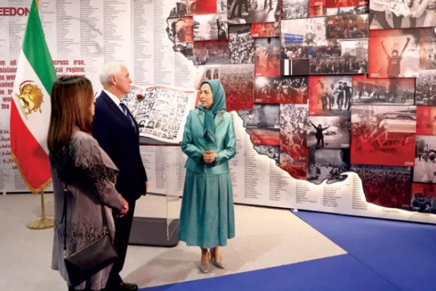 بنس يتحدث إلى رجوي في متحف تذكاري لإعدامات 1988 في إيران أول من أمس (أ.ب)