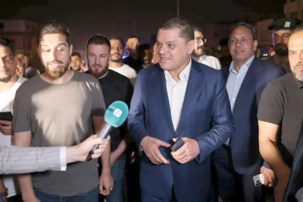 الدبيبة خلال افتتاحه الطريق الساحلي «البيفي» في تاجوراء (الحكومة)