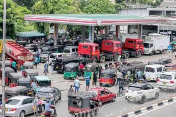 محطة وقود في سريلانكا (إ.ب.أ)