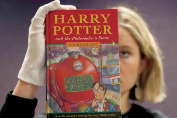 Serinin ilk romanı Harry Potter ve Felsefe Taşı. (Reuters)