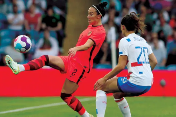 لوسي برونز تحاول السيطرة على الكرة في ودية إنجلترا وهولندا الأخيرة (أ.ف.ب)