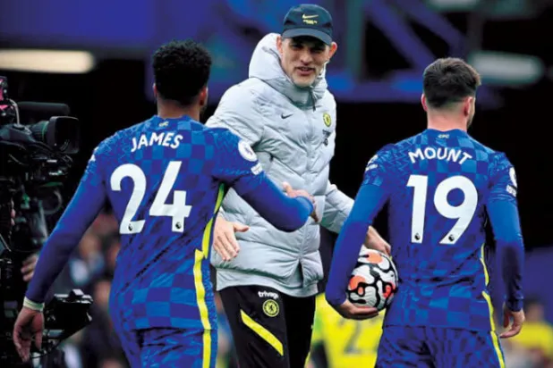 توخيل يحيي لاعبيه بعد الفوز في إحدى المباريات (أ.ف.ب)
