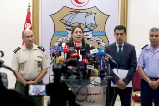 وزارت داخلہ کی ترجمان فضیلہ الخلیفی کو صدر جمہوریہ  کو نشانہ بنانے والے خطرات کی موجودگی کی تصدیق کرنے والی معلومات پیش کرتے ہوئے دیکھا جا سکتا ہے (بی پی اے)