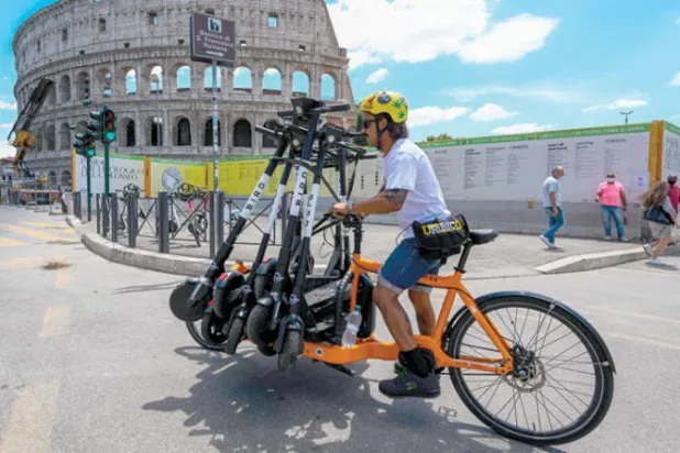 تضم روما سبع شركات تأجير مرخصة لأسطول من 14500 دراجة «سكوتر» (أ.ف.ب)