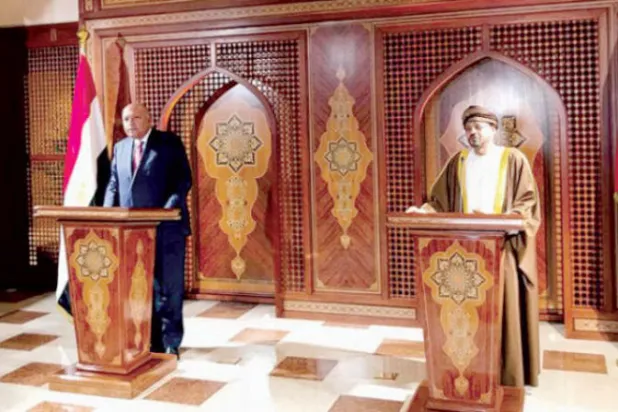 وزير الخارجية المصري ونظيره العُماني خلال مؤتمر صحافي بمسقط في يناير الماضي (الخارجية المصرية)