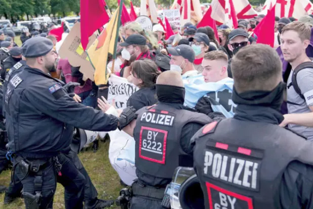 محتجون يتجمعون استعداداً لوصول زعماء «مجموعة السبع» إلى ميونيخ عاصمة ولاية بافاريا (أ.ب)