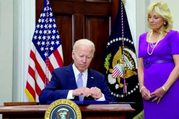 الرئيس بايدن يستعد للتوقيع على قانون تنظيم السلاح في البيت الأبيض أمس (رويترز)