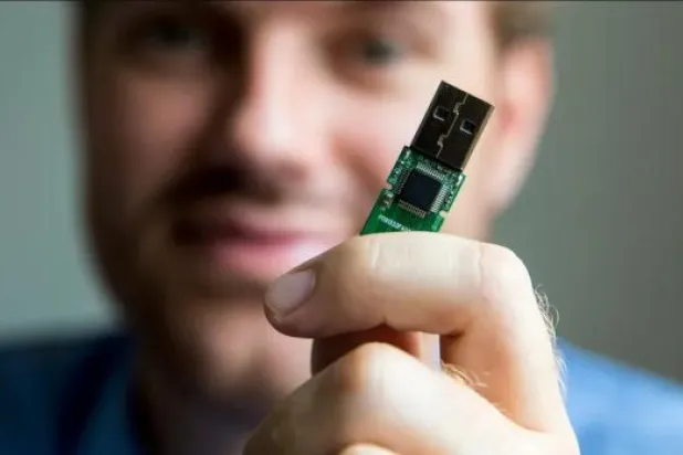 المعلومات الموجودة على "يو إس بي" تشمل الأسماء والعناوين وتواريخ الميلاد بالإضافة إلى معلومات أكثر حساسية (رويترز)