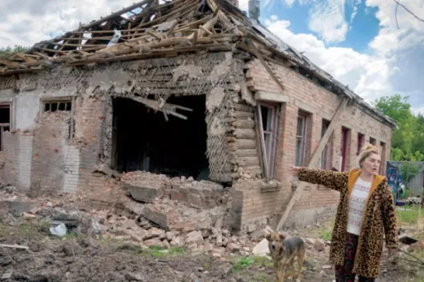 ایک یوکرائنی خاتون کو کل روسی بمباری کے نتیجے میں ڈونیٹسک کے علاقے برخموت میں اپنے تباہ شدہ گھر کی طرف اشارہ کرتے ہوئے دیکھا جا سکتا ہے (اے بی)