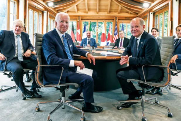 قادة «مجموعة السبع» يحضرون غداء عمل في غارميش بارتنكيرشن بألمانيا أمس (أ.ب)