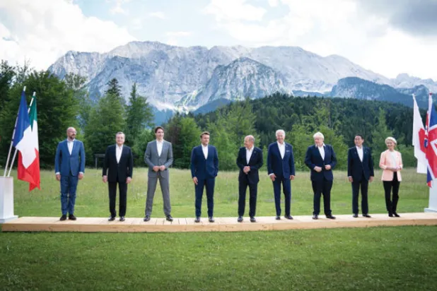 صورة جماعية للقادة المشاركين في قمة «مجموعة السبع» بألمانيا أمس (رويترز)