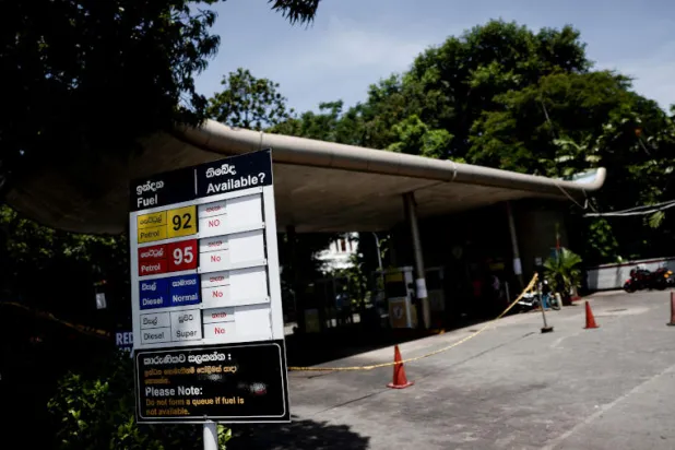 محطة وقود في سريلانكا (رويترز)
