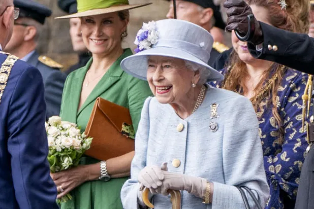 الملكة إليزابيث الثانية تصل إدنبرة في أسكوتلندا (د.ب.أ)