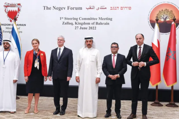 دبلوماسيون من الولايات المتحدة وإسرائيل وأربع دول عربية قبل الاجتماع الأول لمنتدى النقب في المنامة أمس (أ.ف.ب)