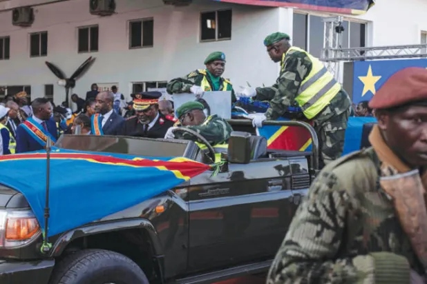 جنود ينتظرون في سيارة ستحمل نعش زعيم الاستقلال الكونغولي المقتول باتريس لومومبا عند وصول طائرة مع رفاته إلى مطار لوانو الدولي في لوبومباشي أول من أمس لدفنه بعد أكثر من ستة عقود من اغتياله (أ.ف.ب)